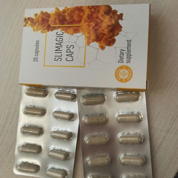 Caja blanca de Slimagic Caps con una nube de humo naranja y, delante, dos blísteres de cápsulas beige