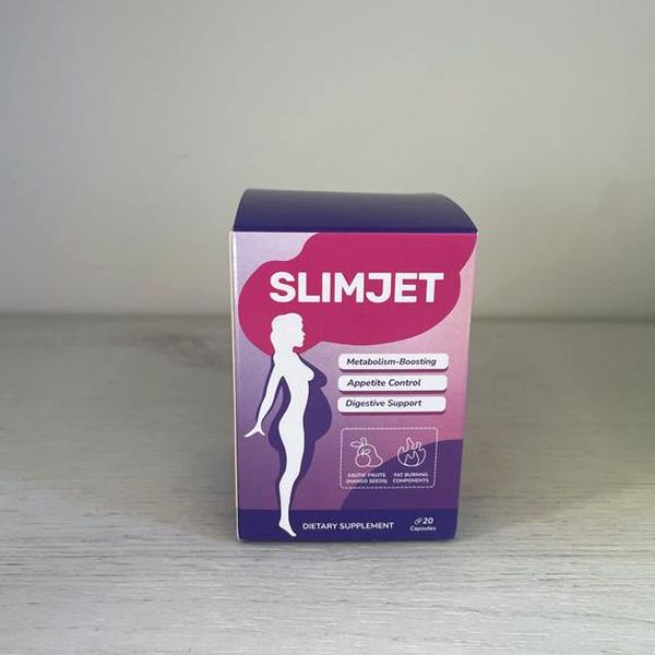 Caja de SlimJet de pie sobre una mesa gris