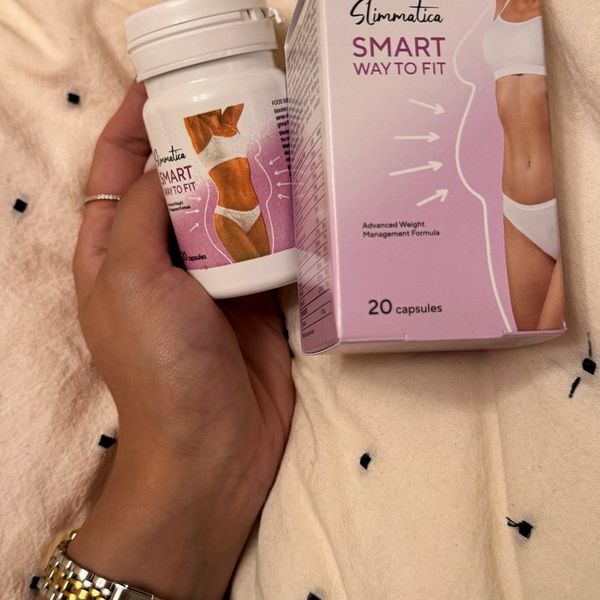 Mano que sostiene el bote de Slimmatica junto a su caja lila de 20 cápsulas
