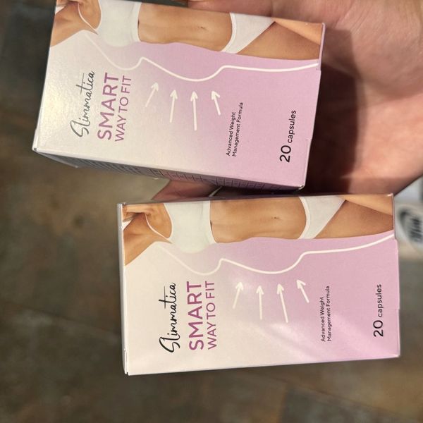 Dos cajas lilas de Slimmatica sujetas con la mano