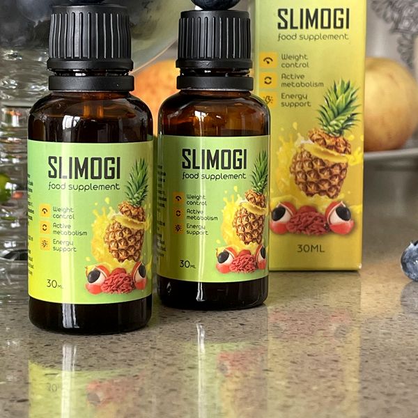 Dos frascos ámbar de Slimogi de 30 ml, con etiqueta verde y una piña dibujada, junto a su caja en una encimera