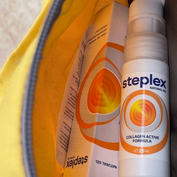 Frasco de Steplex y su caja asomando de una bolsa amarilla