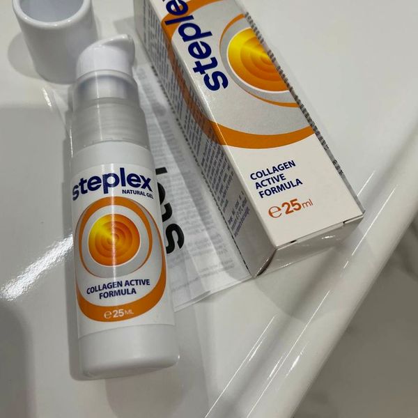 Frasco con dosificador de Steplex de 25 ml junto a su caja