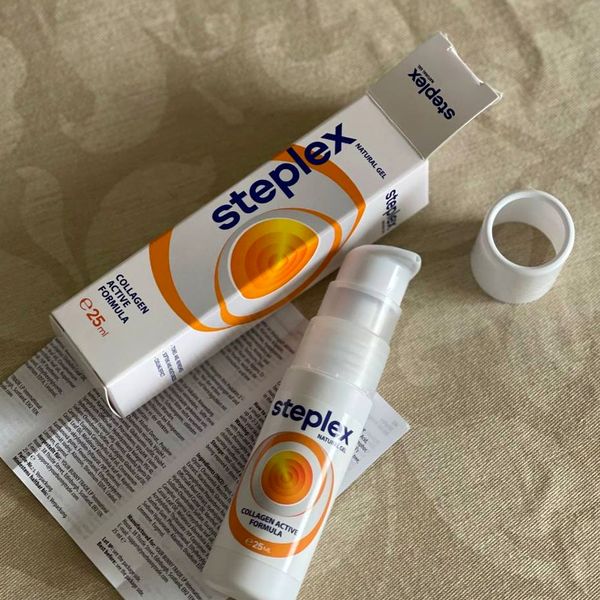 Frasco de Steplex destapado sobre su caja y el prospecto