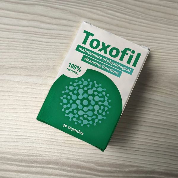 Caja de Toxofil tumbada sobre una superficie de madera clara