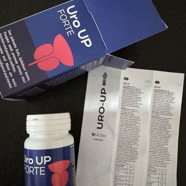 Caja, bote y prospecto de Uro UP Forte vistos desde arriba