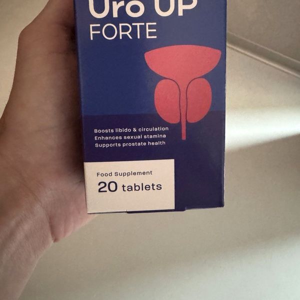 Mano que sostiene la caja de Uro UP Forte