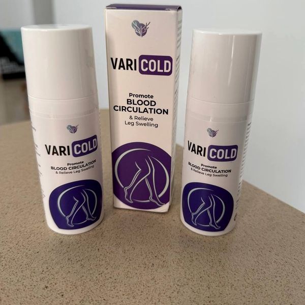 Dos frascos blancos de VariCold y su caja blanca y morada, con unas piernas dibujadas, sobre una encimera
