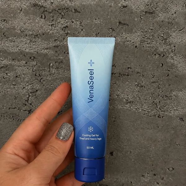 Mano que sostiene el tubo azul de VenaSeel de 50 ml