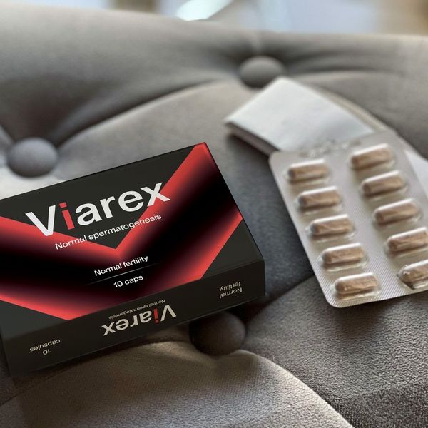 Caja negra y roja de Viarex con un blíster de cápsulas al lado
