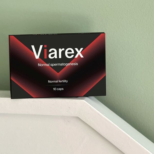 Caja negra de Viarex de pie sobre una repisa blanca
