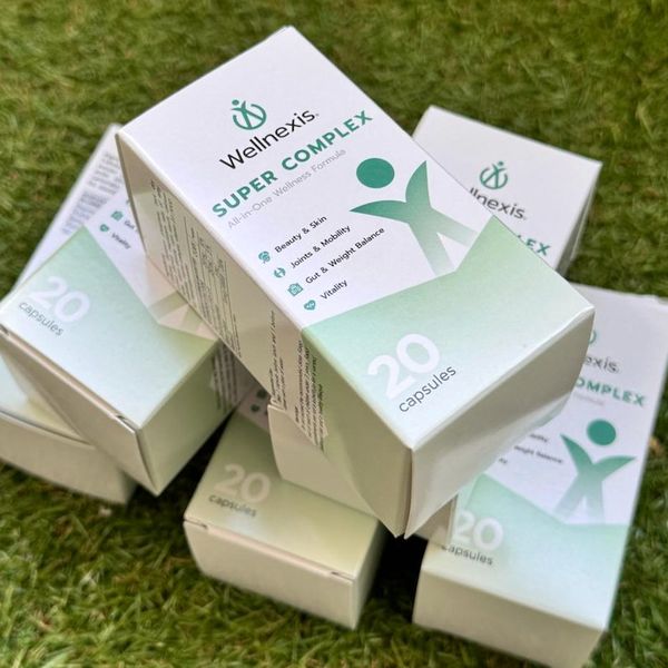 Varias cajas de Wellnexis apiladas sobre césped